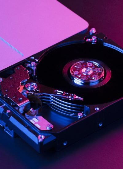 arranjo-de-laptop-e-disco-rigido-de-alto-angulo